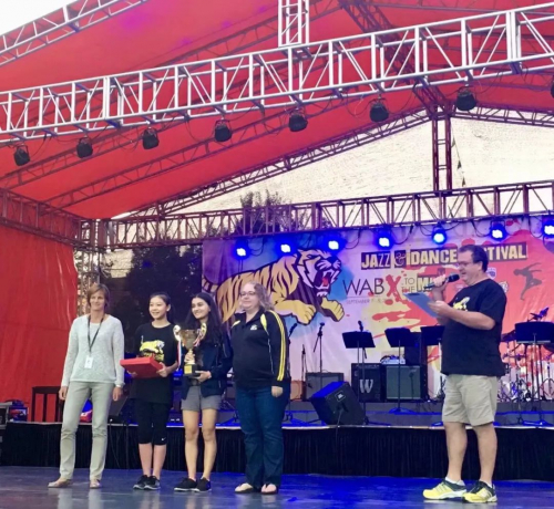 Sarah热爱音乐,她不仅积极参与各类音乐演出,更以音乐为纽带,传递爱心,投身公益。