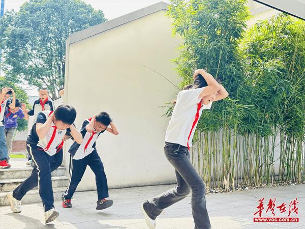 预演避风险 安全记心中  安乡县王家湾小学开展防震减灾应急演练活动