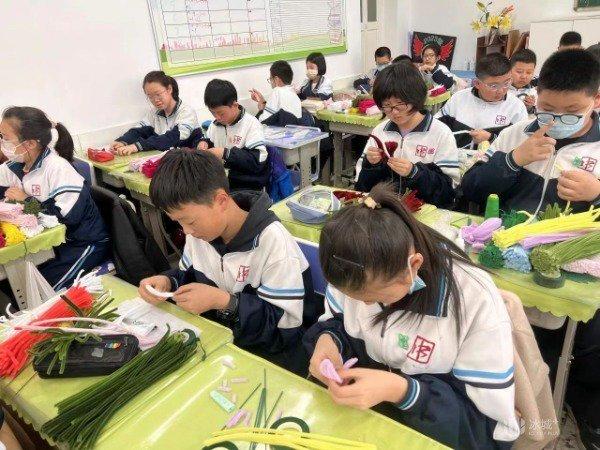 手工DIY！113中学学子制作母亲节礼物