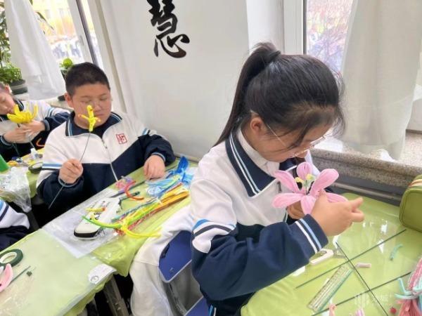 手工DIY！113中学学子制作母亲节礼物