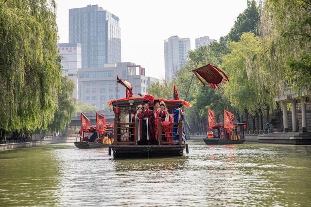 济宁市任城区第三届集体婚礼在“运河记忆”步行街举行