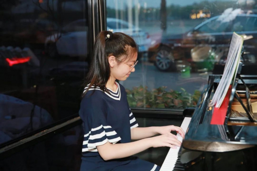 Sarah热爱音乐,她不仅积极参与各类音乐演出,更以音乐为纽带,传递爱心,投身公益。