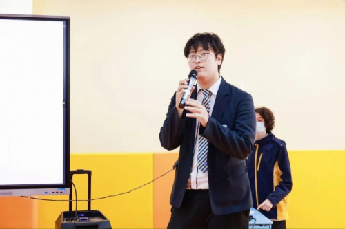 Evan在TOK展览会上发表演讲