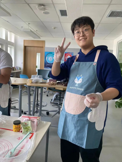 Evan在制作月饼,体验中国文化