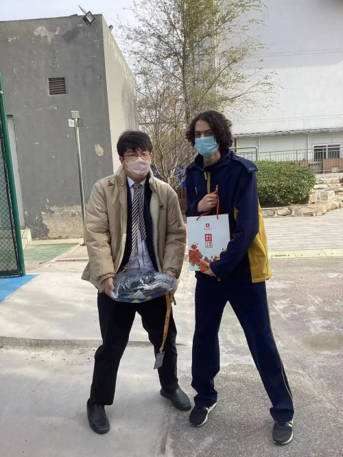 Evan带着捐赠的物品参加生态温暖行动