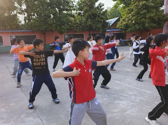 艺术与生命同在  青春与快乐永存 ——镇平县曲屯镇中心小学坚持开展社团活动