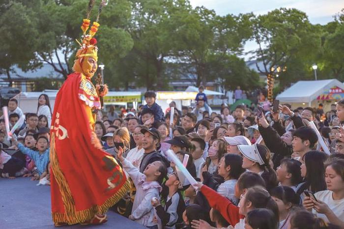 文旅市场繁荣 游人纷至沓来