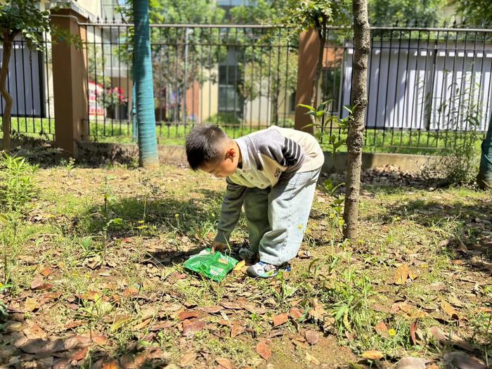 小手捡垃圾，共筑绿色梦——西峡县直第二幼儿园开展德育实践活动