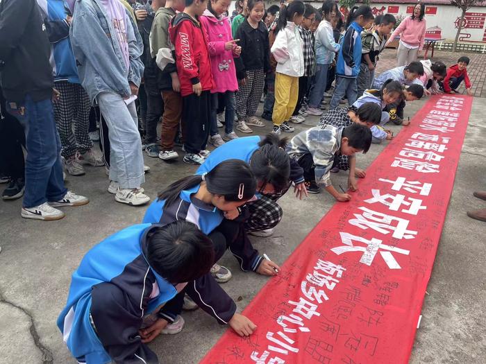 珍爱生命 预防溺水——内乡县板场乡中心小学开展防溺水签名仪式活动