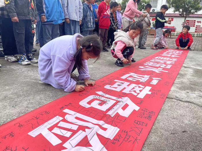 珍爱生命 预防溺水——内乡县板场乡中心小学开展防溺水签名仪式活动