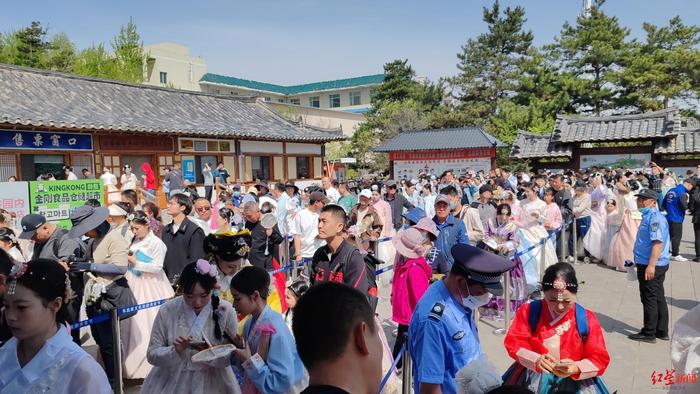 ▲五一期间,延吉朝鲜族民俗园门口排起了长队
