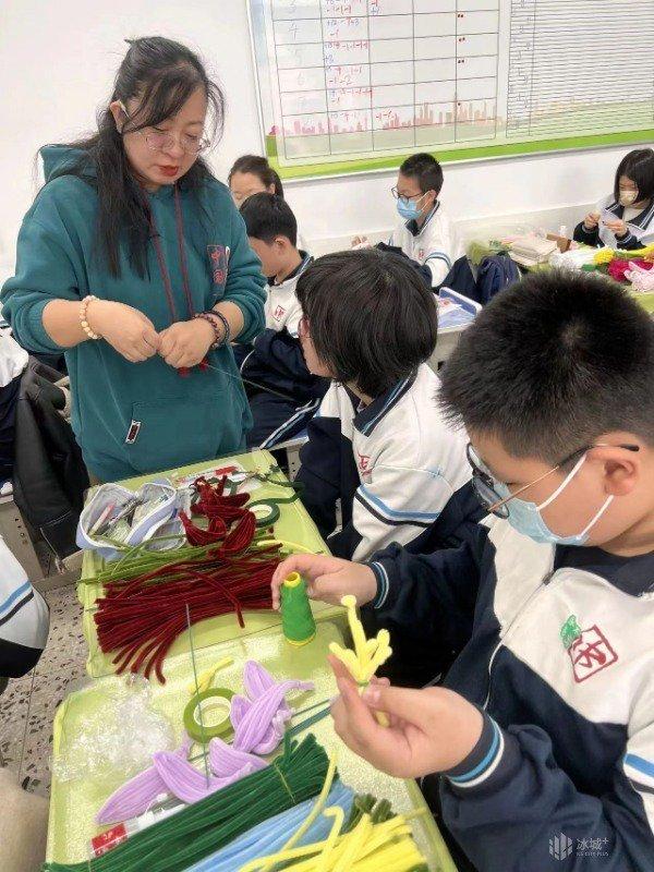 手工DIY！113中学学子制作母亲节礼物