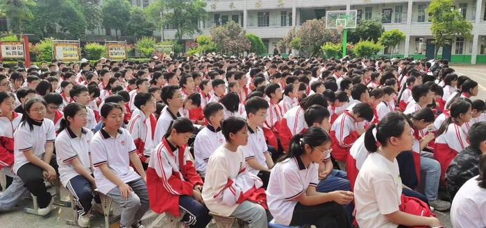 西峡县丹水二中举行2024年春期优秀班干部表彰大会