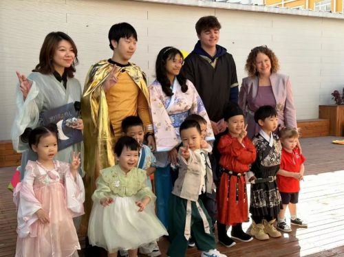 Sarah参加海嘉幼儿园中秋表演活动,与孩子们共度佳节时光。