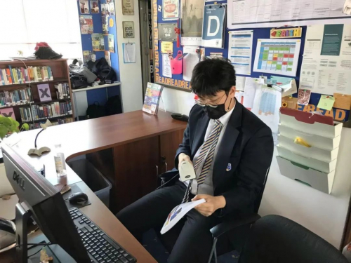 Evan在学校图书馆做志愿者