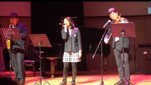 Sarah热爱音乐,她不仅积极参与各类音乐演出,更以音乐为纽带,传递爱心,投身公益。