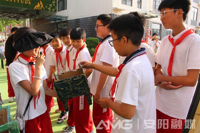 安阳市甲骨文小学举办书画、科技作品展示活动