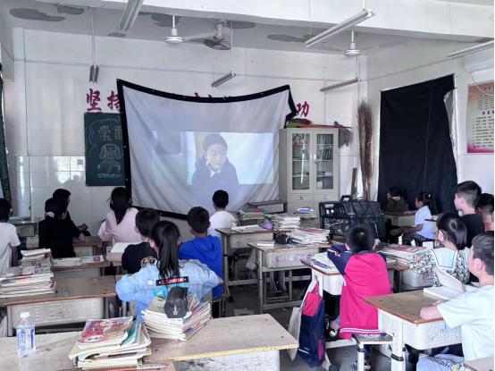 传承红色基因  重温红色经典 ——南召县石门乡红军小学红色教育观影活动