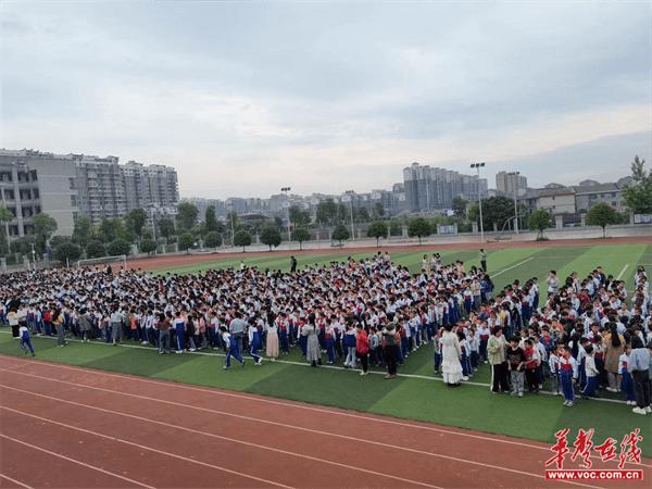 临“震”不乱  安全“童”行 芷江芙蓉学校举行2024年防震减灾应急疏散演练活动