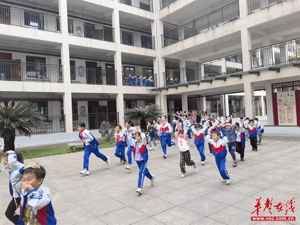 临“震”不乱  安全“童”行 芷江芙蓉学校举行2024年防震减灾应急疏散演练活动