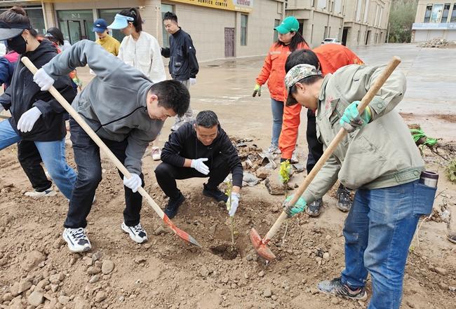 植树美化环境  播绿扮靓城市——北龙口国际商贸物流城“双市提质”打造绿色生态园区