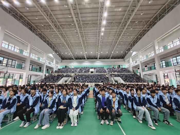 社旗县第二完全学校举行2024 年春期期中工作总结暨表彰大会
