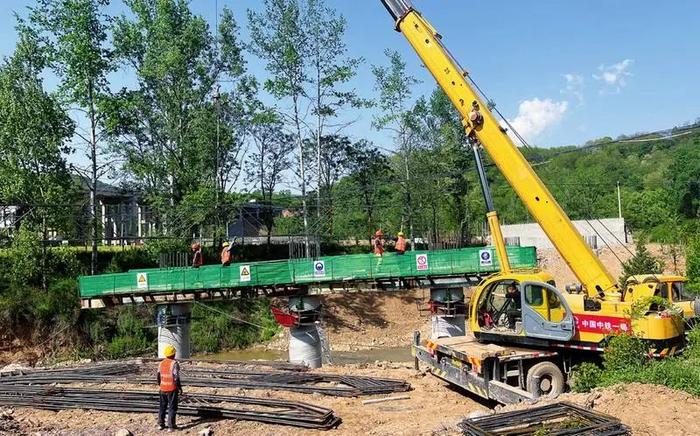 S311麟游县城至良舍公路改建工程 杜水河两座桥梁梁板架设完成