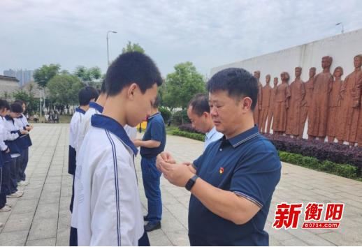 珠晖一中团组织在湘南学联初心广场举办入团仪式
