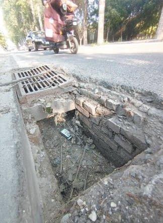 娄土路雨箅子缺损存隐患