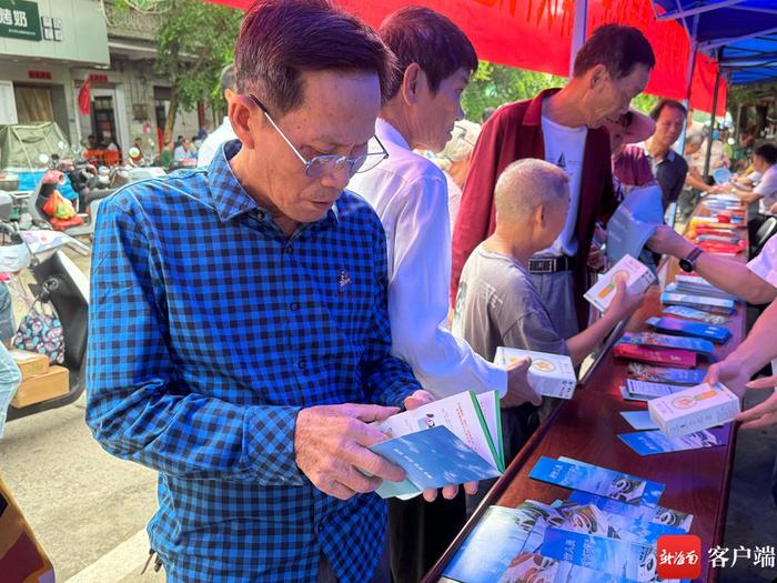 海南《信访工作条例》实施两周年“集中宣传月”活动走进海口