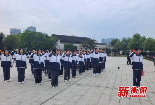 珠晖一中团组织在湘南学联初心广场举办入团仪式