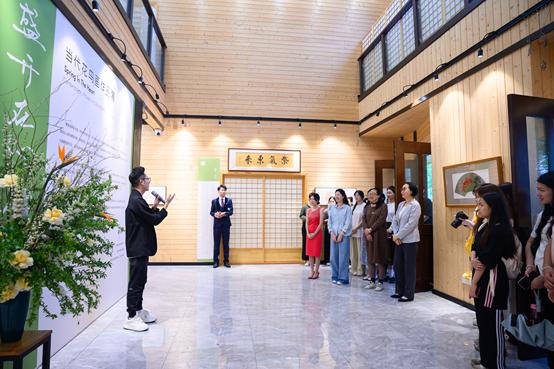 “谷雨·盛开在心底的花——当代花鸟画作品展”在广州新华学院开幕