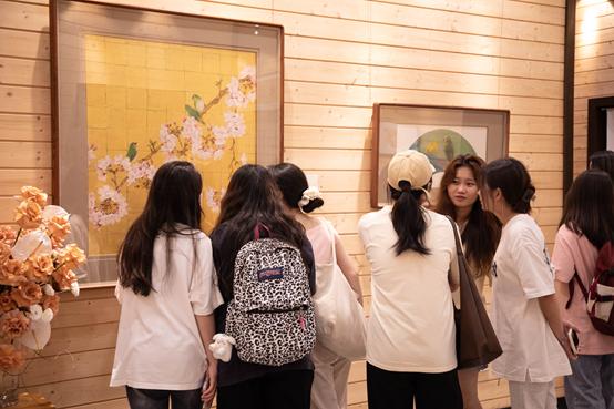 “谷雨·盛开在心底的花——当代花鸟画作品展”在广州新华学院开幕