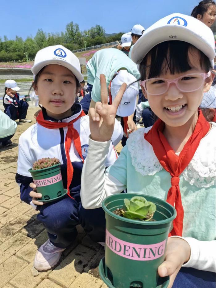 同安路小学师生春游青岛世界园艺博览会 体验植物之美与自然和谐