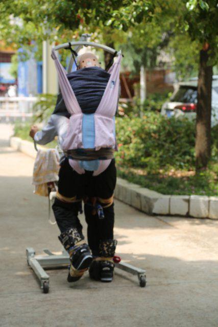 “小时候教你走路，现在再教你一次！”曲靖“最美妈妈”背着瘫痪儿子做康复