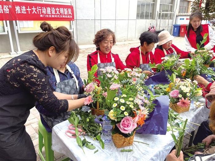 兰州市安宁区南门社区举办母亲节插花活动