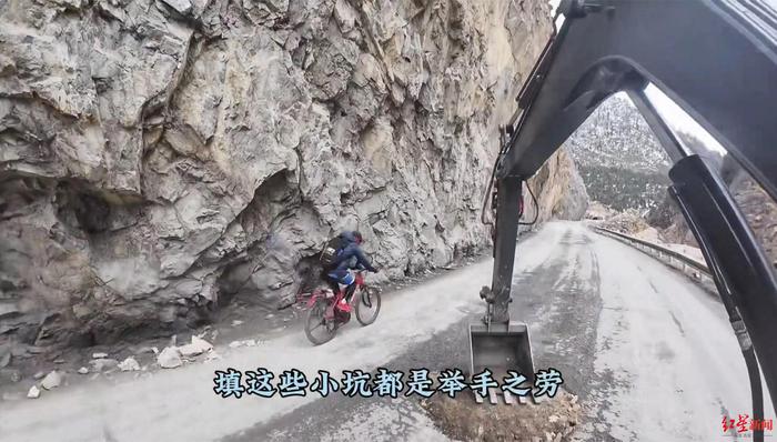 ▲许飞在路上操作轮式挖掘机填坑