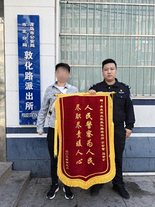 男子误将钱包扔进垃圾桶 民警耐心劝解捡拾者最终归还