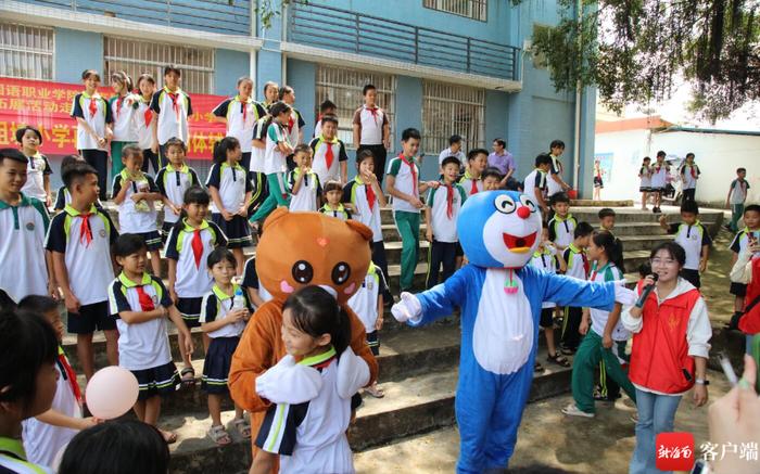 海南外国语职业学院师生为乡小学生健康成长点亮“心灯”