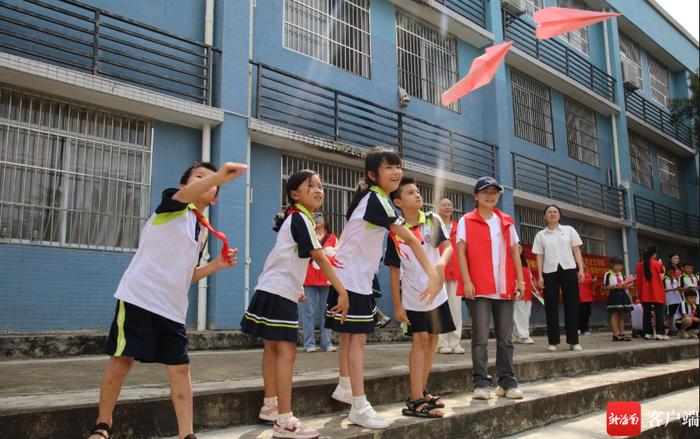 海南外国语职业学院师生为乡小学生健康成长点亮“心灯”