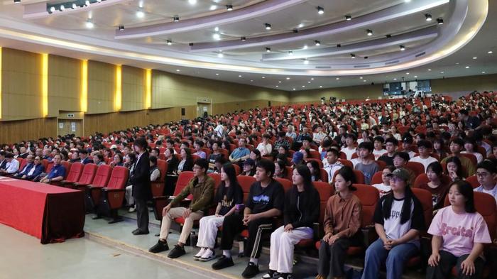 院士走进重庆高校 与近千名学子分享成长感悟