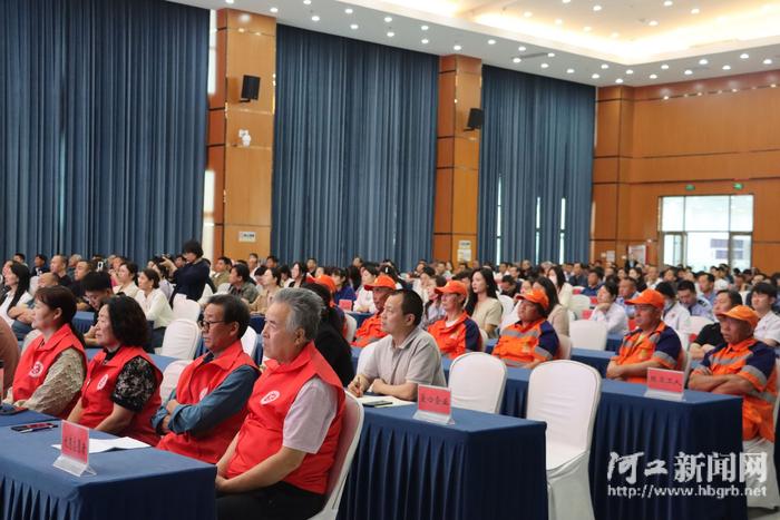 河间市举办“百名典型进基层”首场事迹报告会