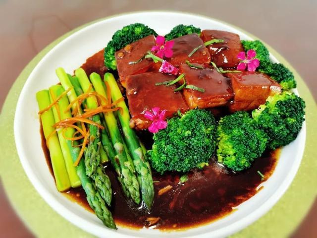 居有竹，食有肉~章堰村的这道芦笋东坡肉，五月食正当时