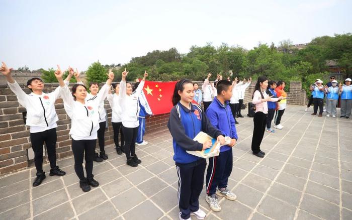 用另一种方式感受长城，首届京津冀国家通用手语和盲文竞赛举办