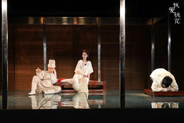 北京人艺经典《我爱桃花》再度上演，年轻演员对角色有新理解