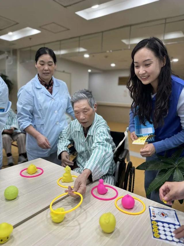 医护人员暖心相伴，老年护理院欢笑不断