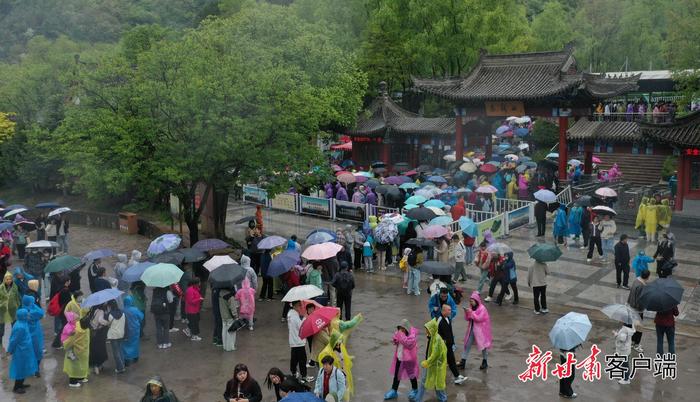 天水：“麦积烟雨”醉游人