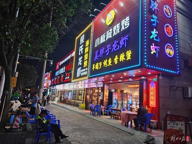 浦东一住宅小区周边茶城变烧烤龙虾店，油烟噪声让居民苦不堪言