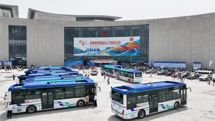 济南公交推出专线车出车142部，圆满完成济南首届高层次人才招引大会保障任务