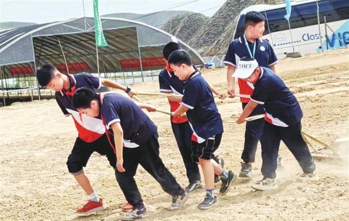 兰州市城关区秦安路小学：一天的农业主题研学之旅让孩子们收获满满